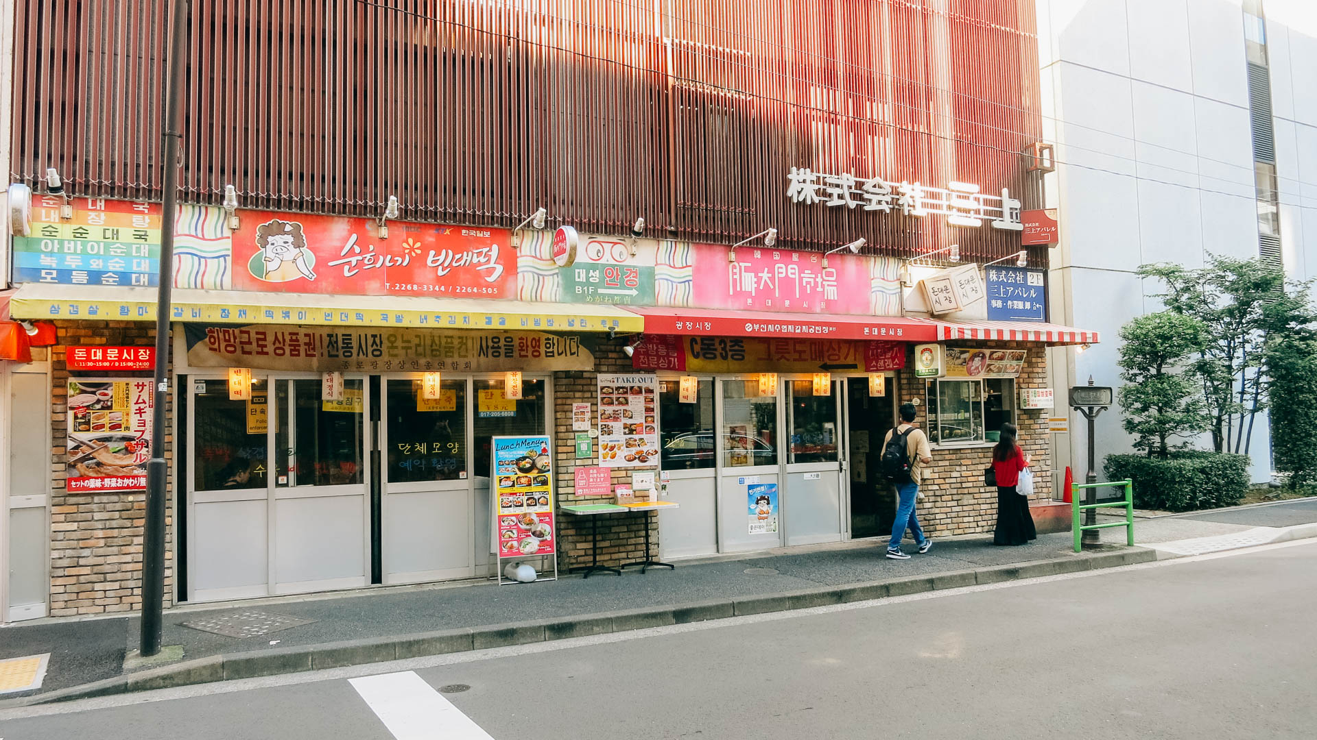 Berth Coffeeの向かいには本格的な韓国焼肉屋さんがある