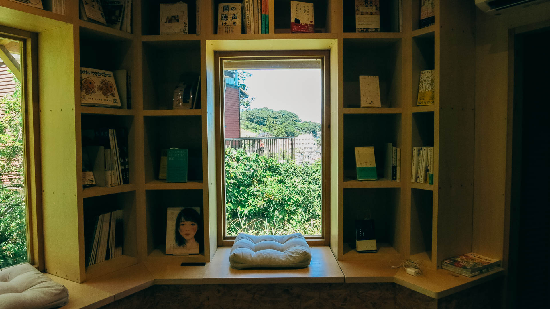本と美容室。本屋さんからの眺め。