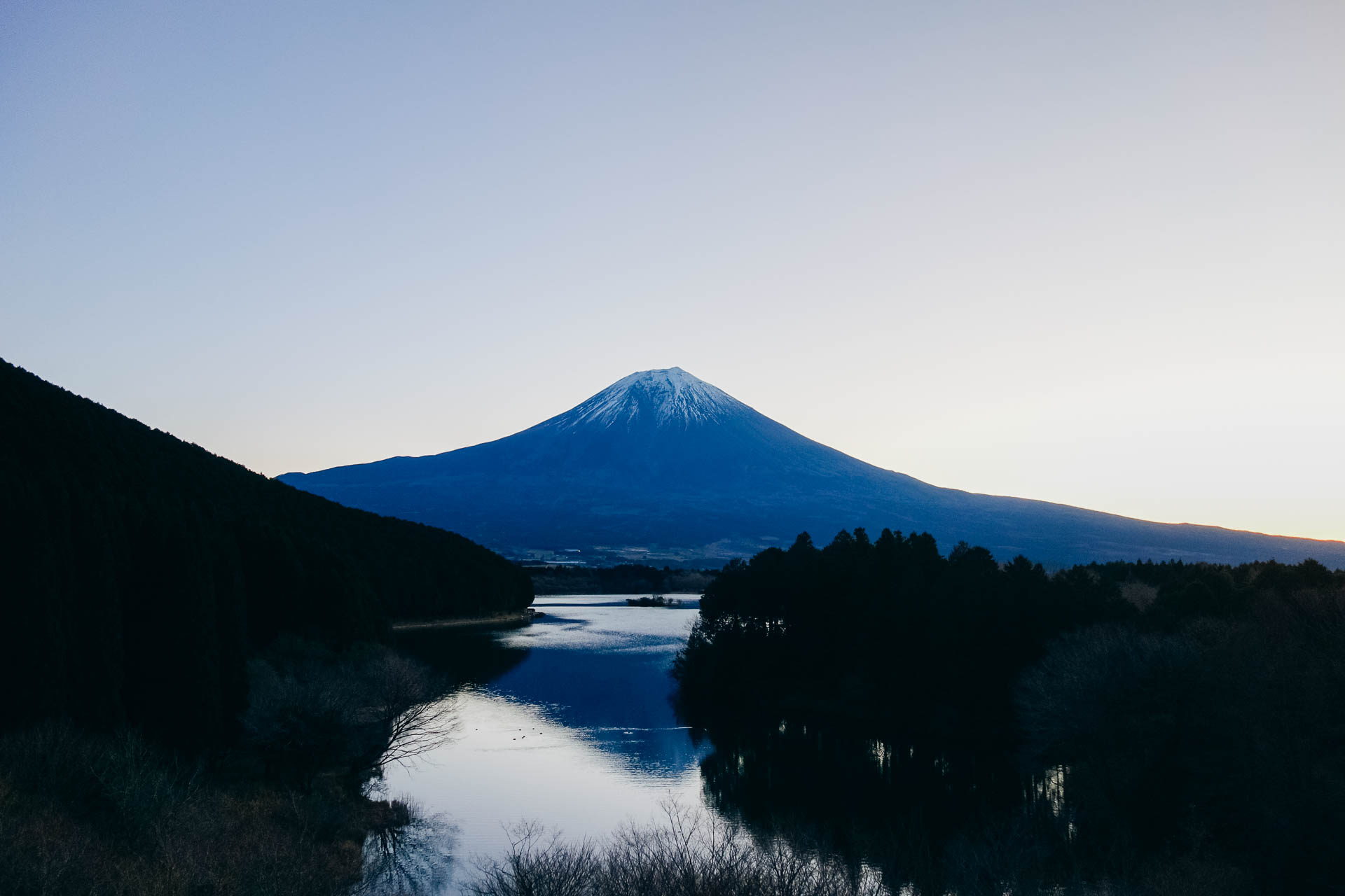 客室から望む　早朝の富士