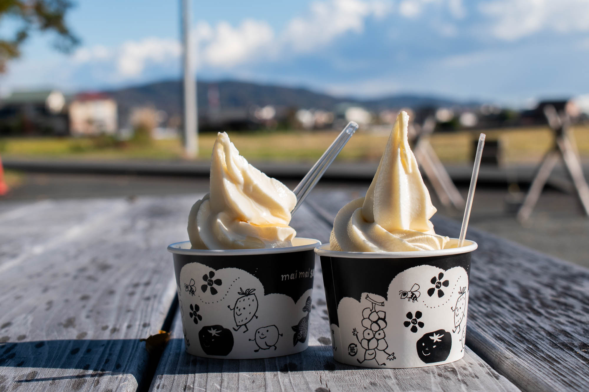 ミルクソフトクリームとはちみつ入りソフトクリーム