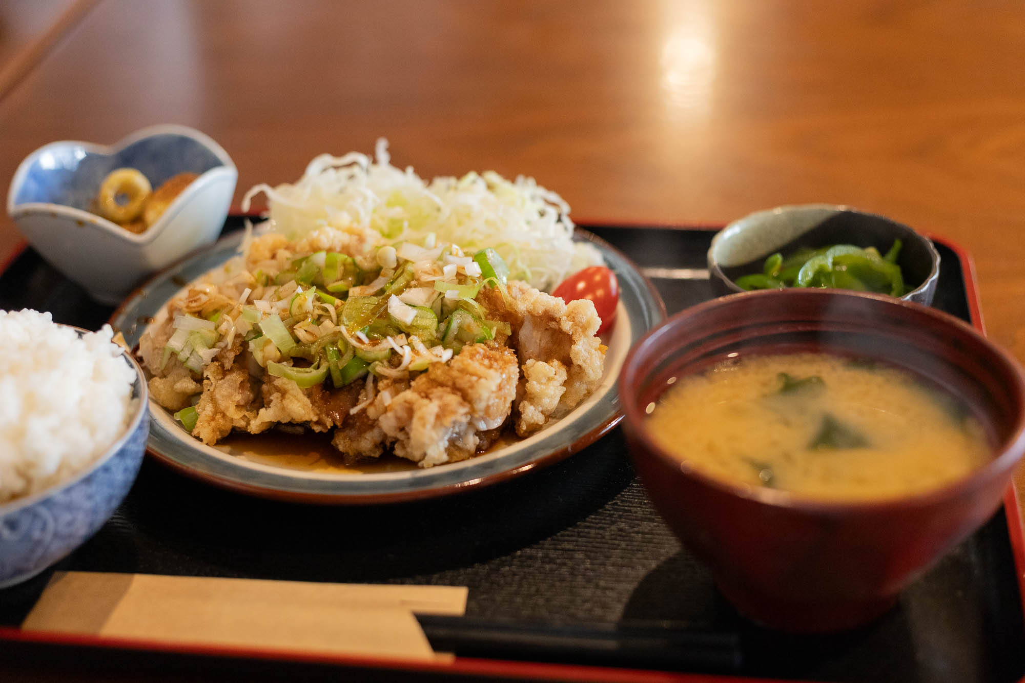 油淋鶏定食。ネギが効いてピリリとうまい