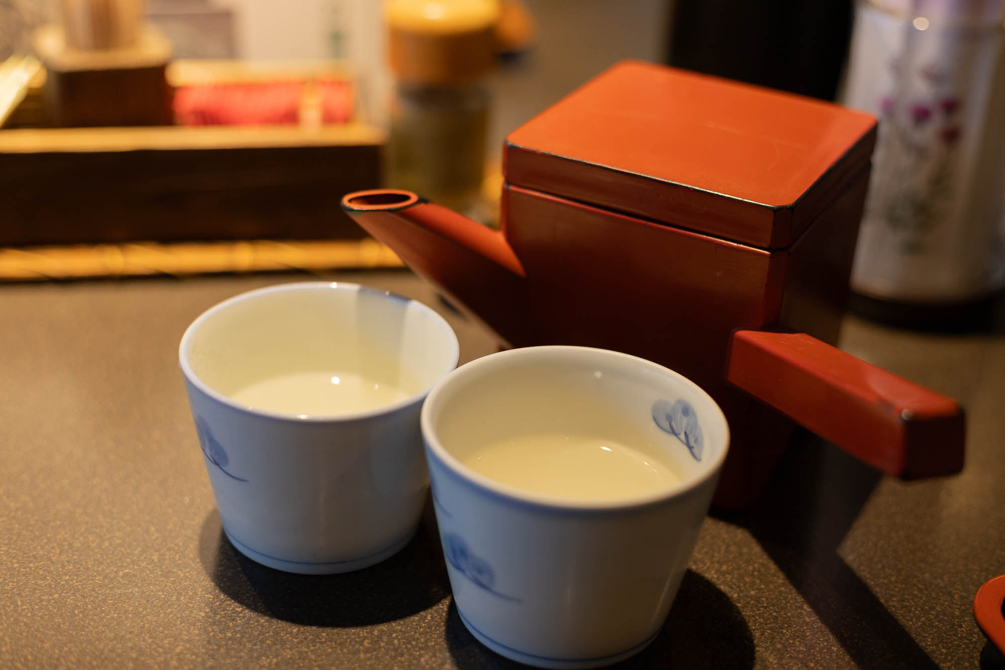 おちょこでそば湯。そばの香りをダイレクトで味わう