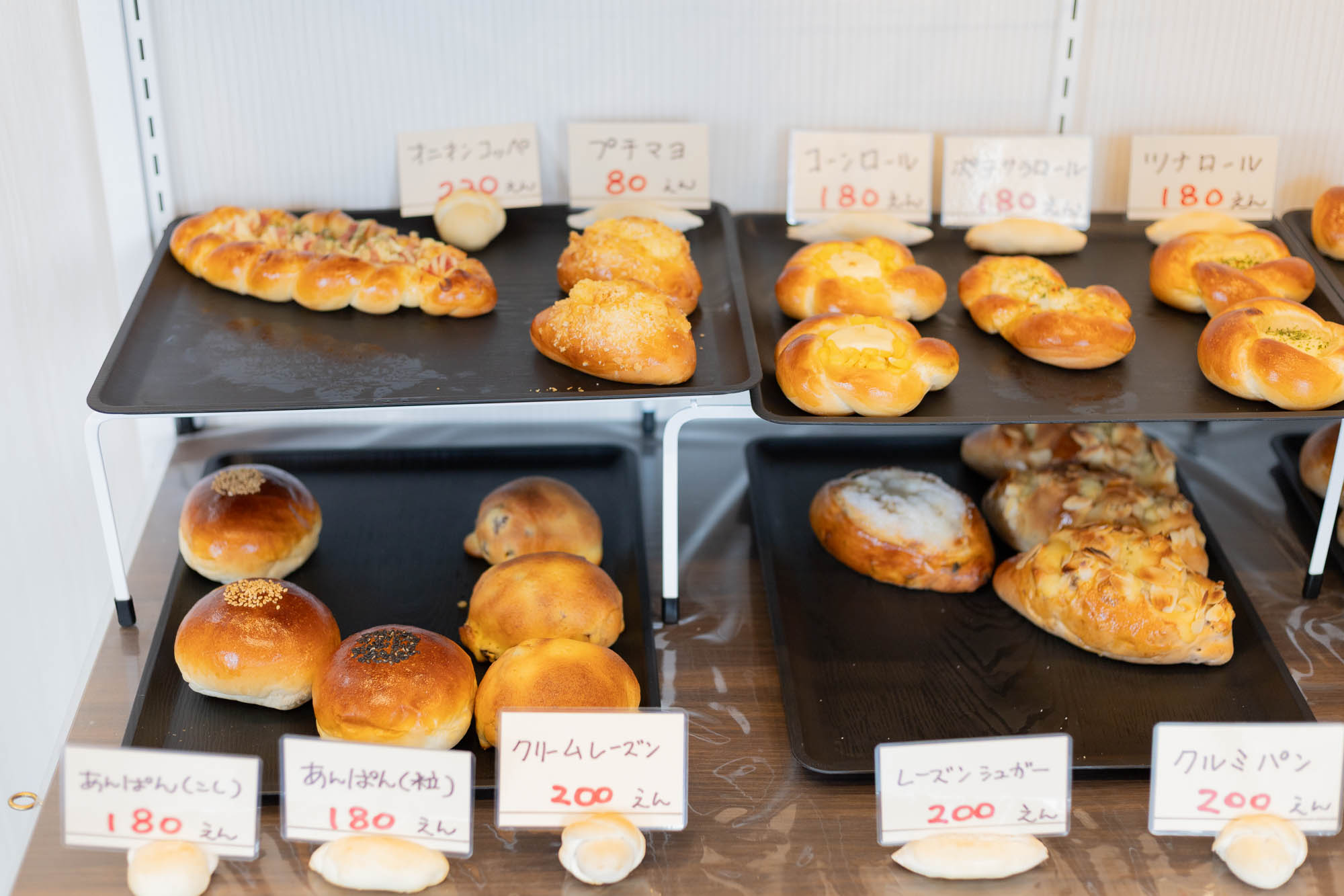 A・T Bakery 多種多様なパンが並ぶ