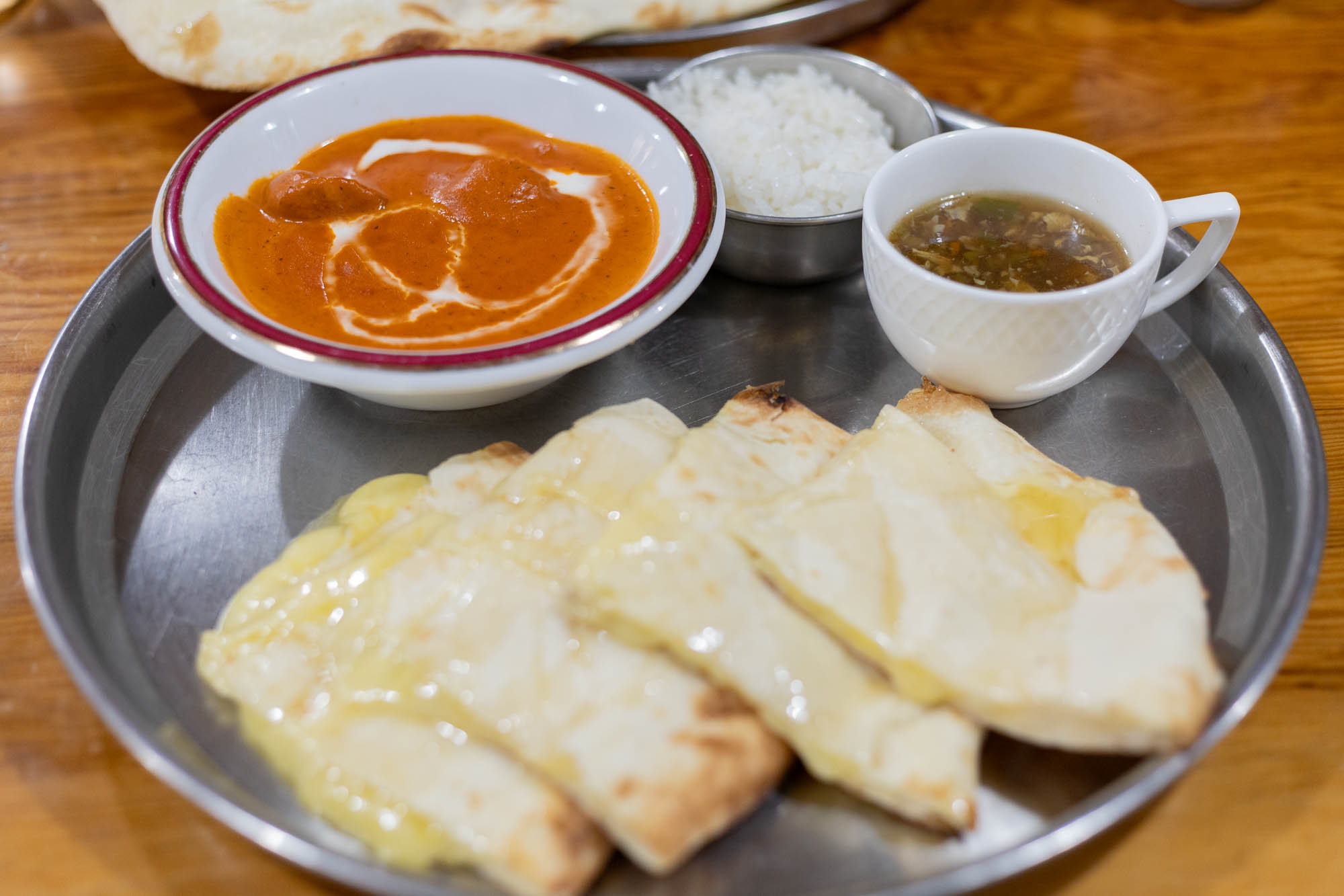 ドゥルガダイニング チーズナンとバターチキンカレー