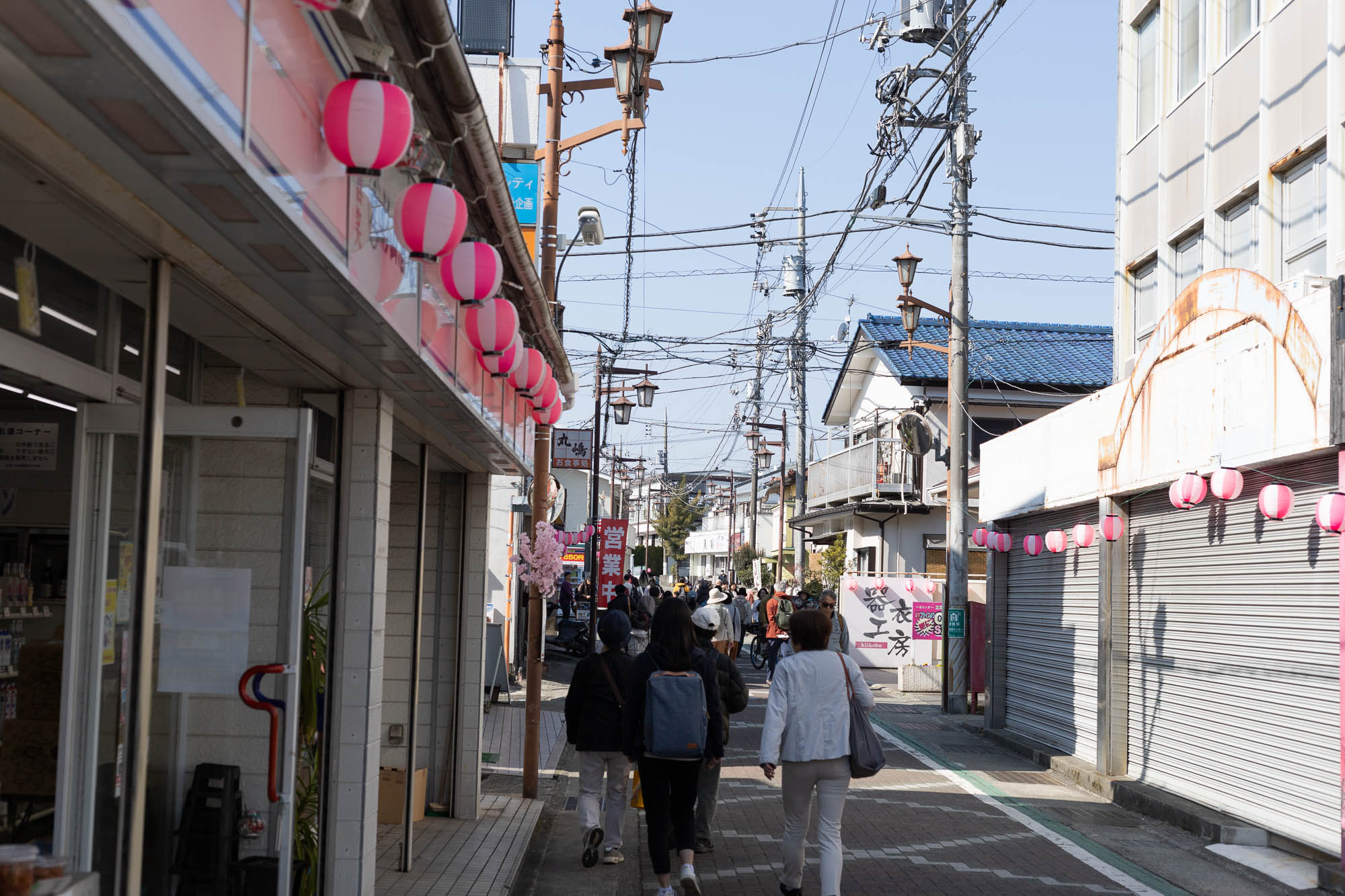 まつだ桜まつりに向かう人々